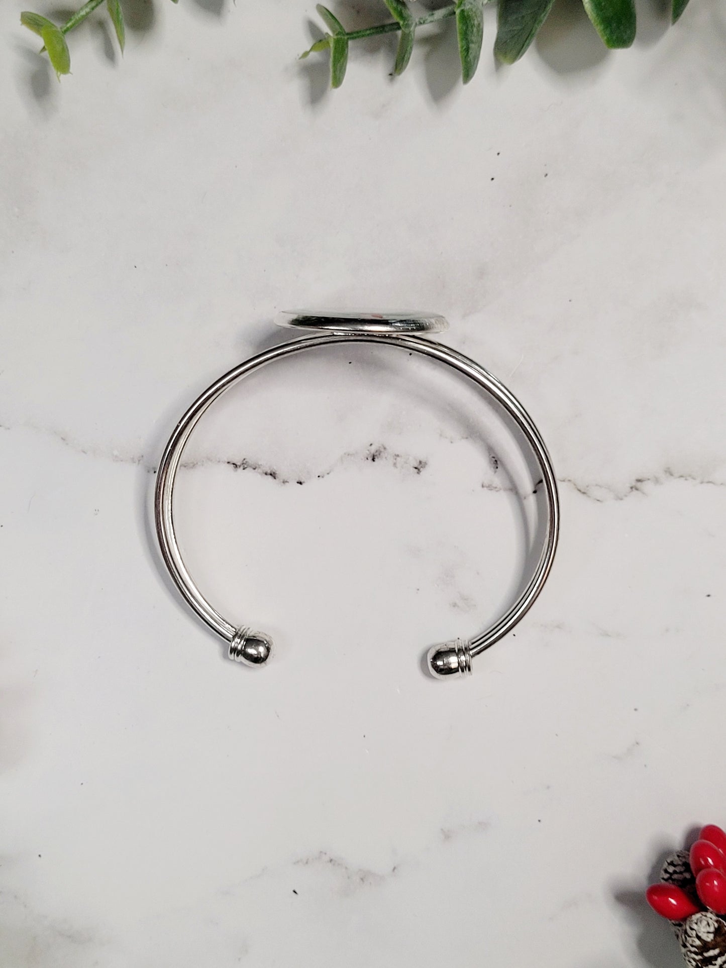 close up of side view of bracelet.