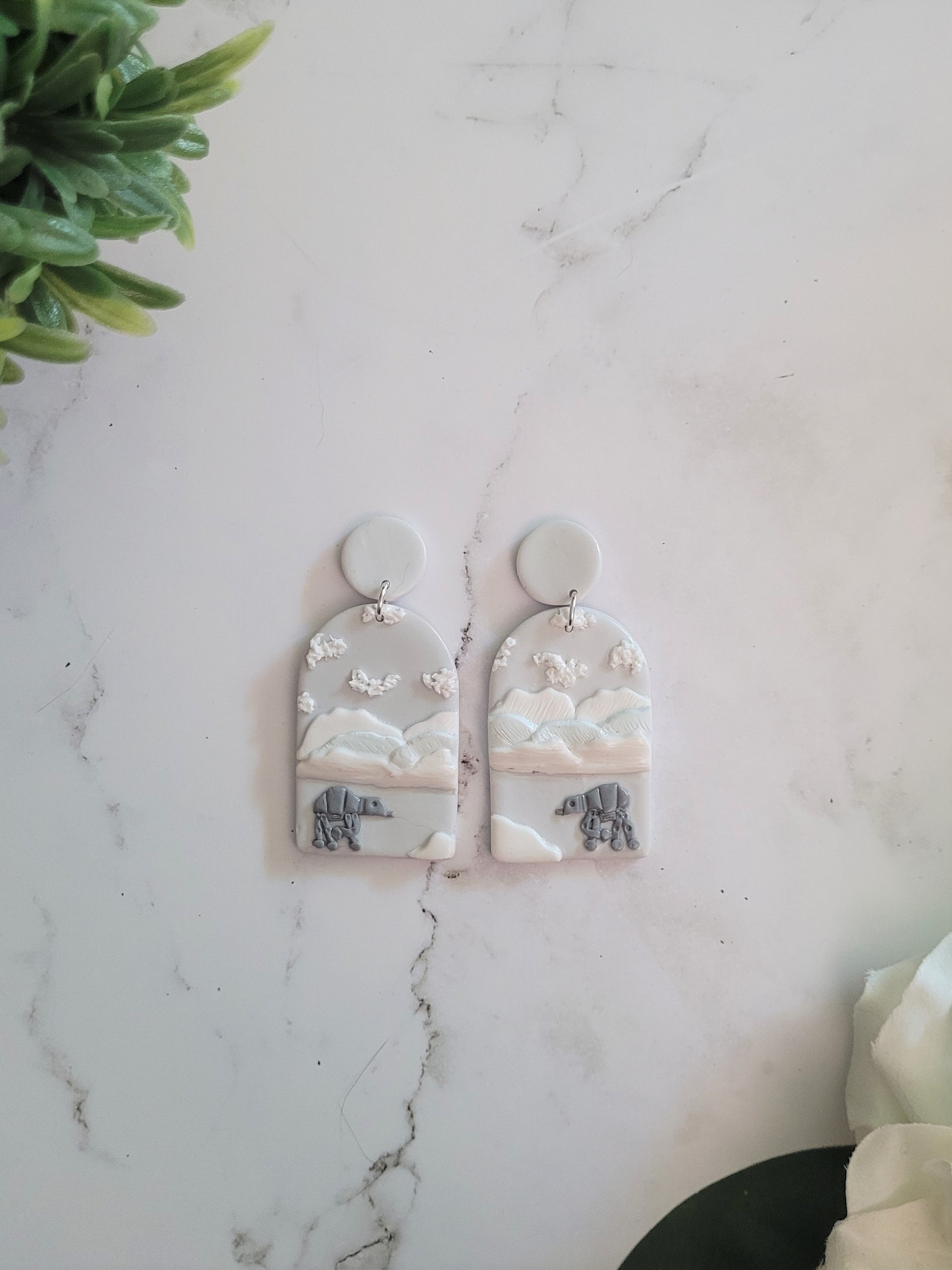 Arch earrings with a icy landscape