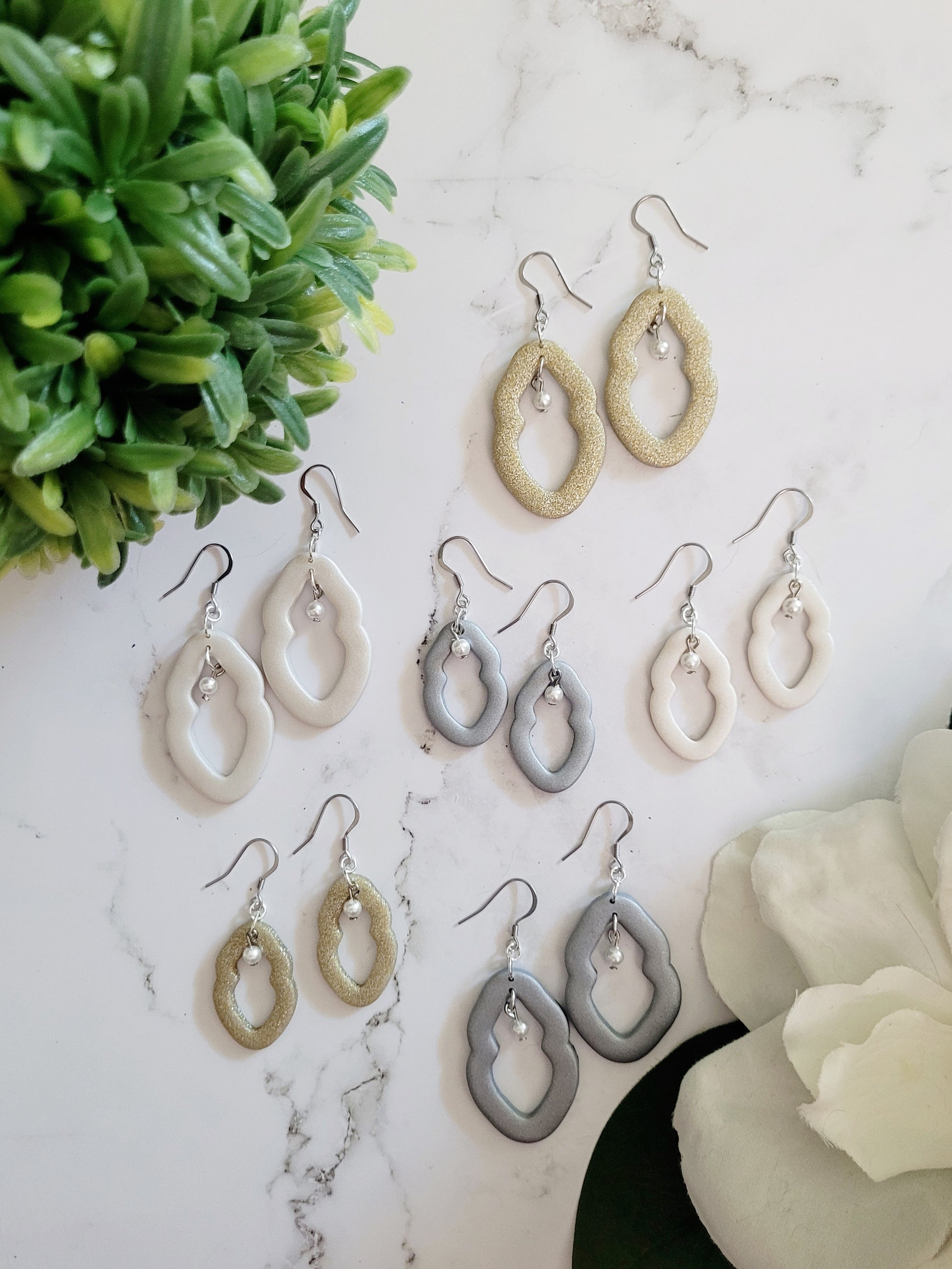 Vulva shaped earrings with pearl bead 
